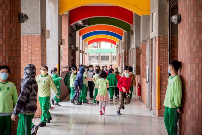 學生在校內活動全程佩戴口罩，遵守防疫規範