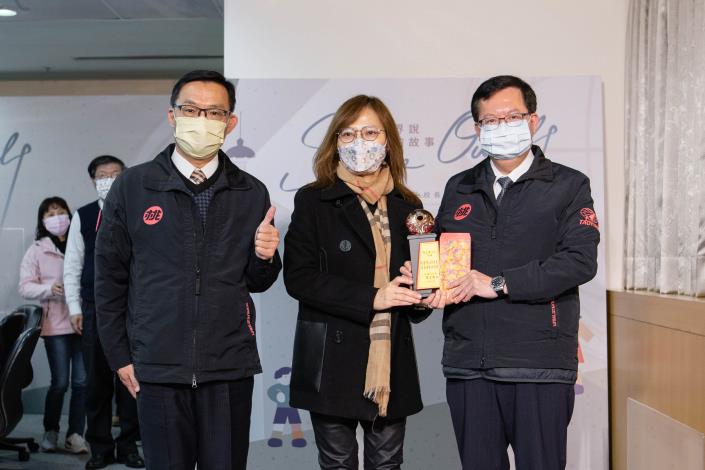 鄭市長頒發桃園市110年度校長領導卓越獎予義興國小校長馮立縈