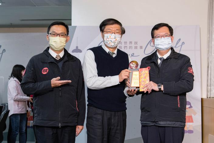 鄭市長頒發桃園市110年度校長領導卓越獎予永順國小校長嚴朝寶
