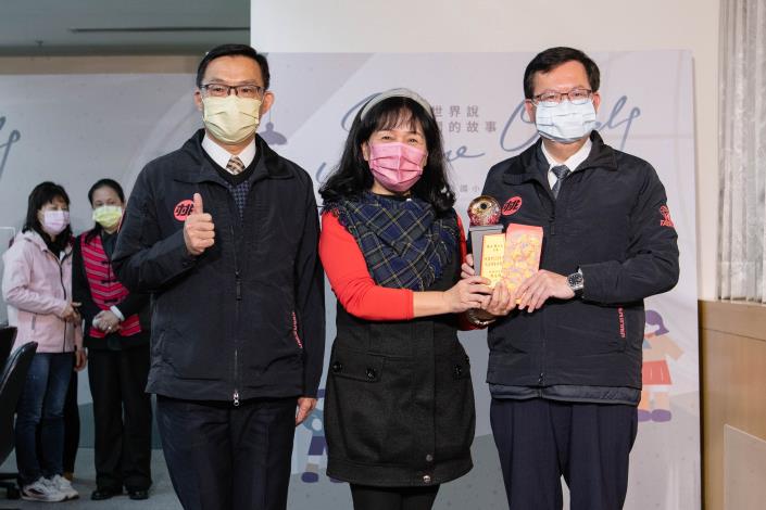 鄭市長頒發桃園市110年度校長領導卓越獎予幸福國小校長謝月香