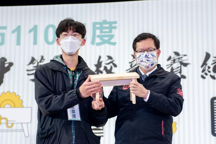 獲獎學生致贈小板凳給市長