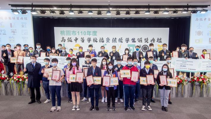 鄭市長和與會貴賓及獲獎同學共同合影