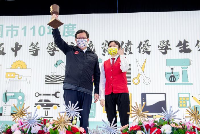 獲獎學生致贈市長冠軍獎盃