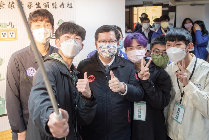鄭市長與學生自拍合影
