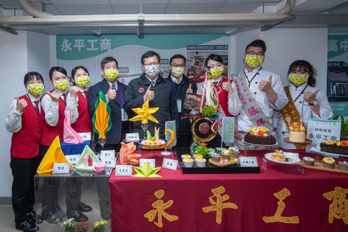 永平工商學生展現精湛的拉糖工藝與甜點技巧，鄭市長相當肯定