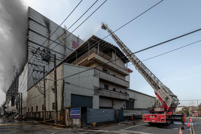 美洲豹高效能化學消防車及雲梯消防車同時作業，進行排煙、降溫、滅火