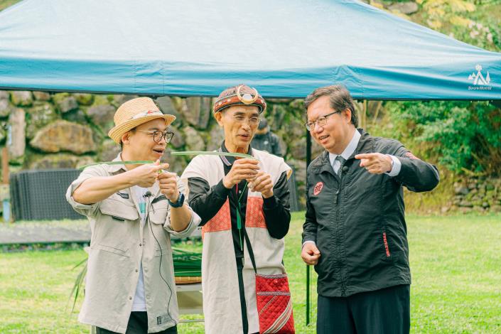 民宿業者示範原住民族手工藝