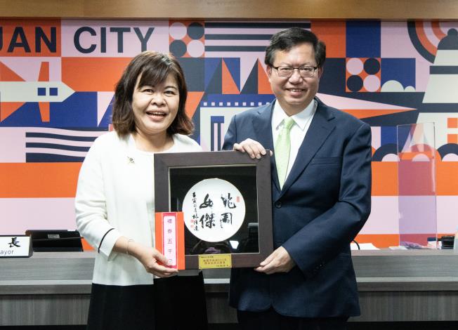 市長頒發「桃園女傑」紀念獎牌一面及5,000元禮券予水務局科長鍾淑女