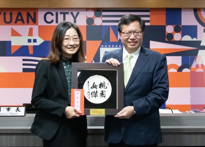 環保局技正張儷馨推動「太陽光電示範計畫」，及建置「桃園市事業廢棄物E化申請審查系統」，達成零距離、無紙化及減碳的目標