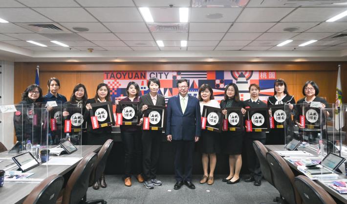 市長與10名傑出女性公務員合影