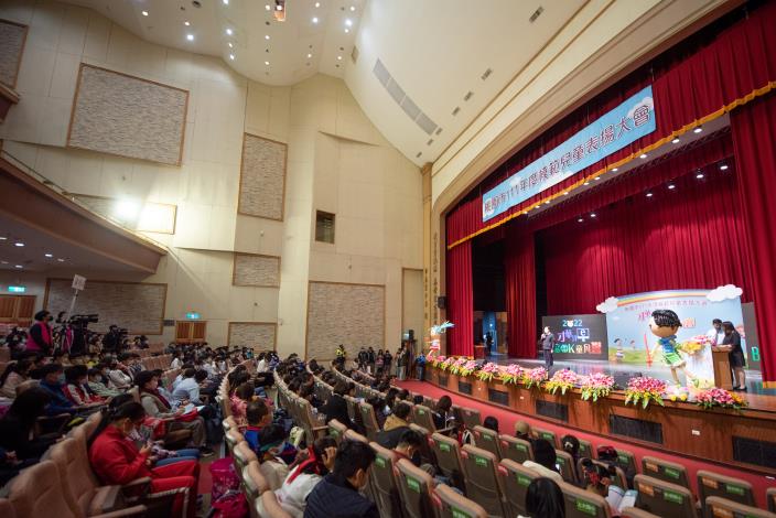 桃園市111年度模範兒童表揚大會於桃園市立圖書館平鎮分館演藝廳盛大舉行