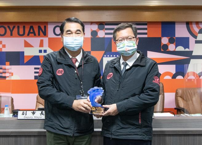 鄭市長接受水務局呈獻「2021雲端物聯網創新獎-優良應用獎」