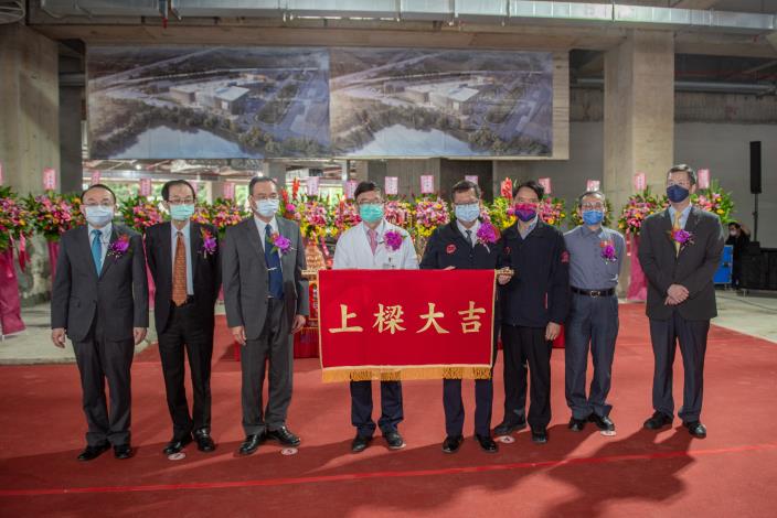 市長與貴賓合影，祝福工程順利完工
