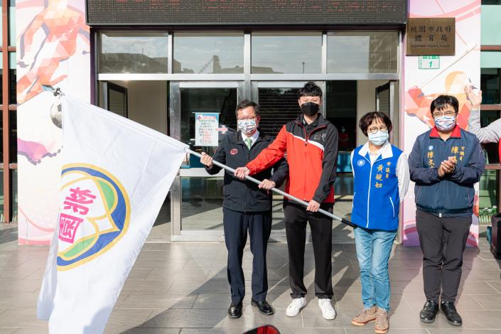市長為全國身障運動會桃園市代表隊授旗