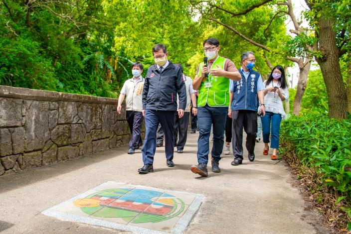 市長視察步道，並聆聽業務單位解說