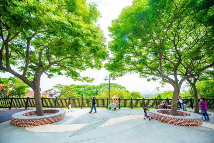 「鎮興里步道意象再造工程」規劃以楊梅茶業改良場為主題的休憩區，設計茶葉造型的抿石子地坪及茶農公仔等，展現在地意象