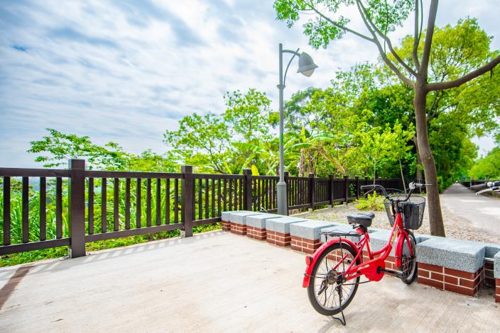 公民參與規劃設計具紅磚意象的腳踏車駐車區，展現在地特色|
