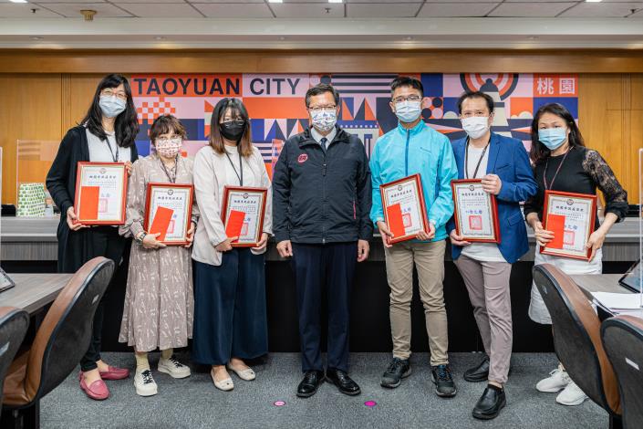 市長與6名績優研考人員合影