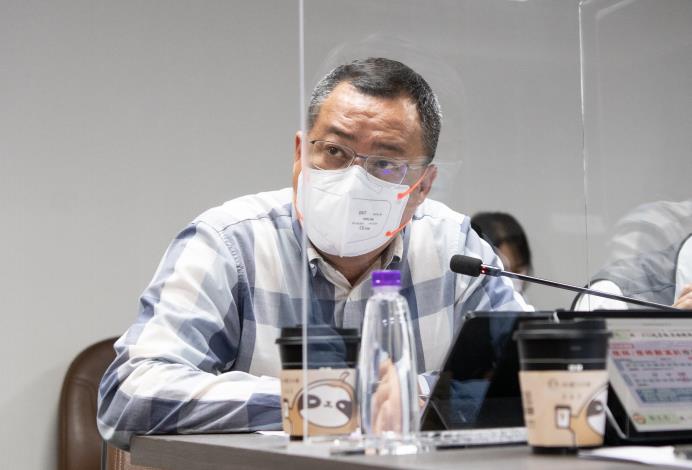 民政局長陳靜航針對居家檢疫人數及關懷包進行報告