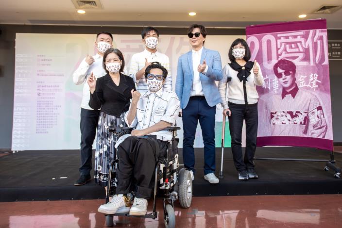 蕭煌奇與夢想者聯盟團員現場演唱台語歌「感謝你愛我」後共同合影