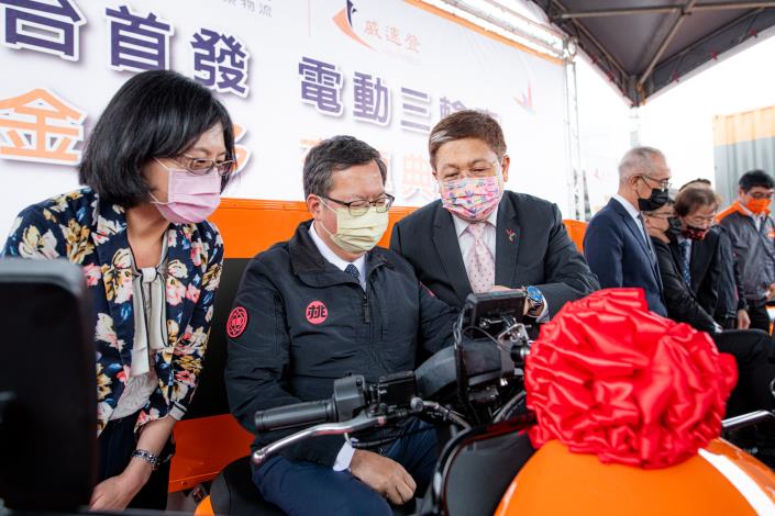市長體驗乘坐電動三輪車