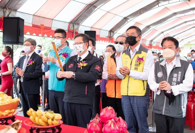 鄭市長上香祈求工程順利