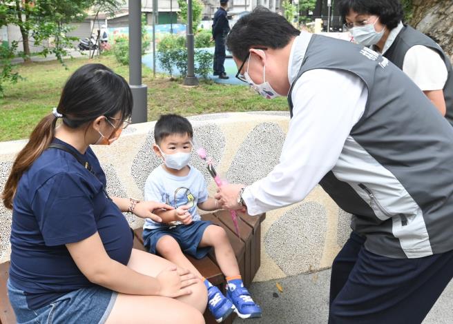 市長在內壢社福館前方的常樂公園，與親子互動並送上康乃馨