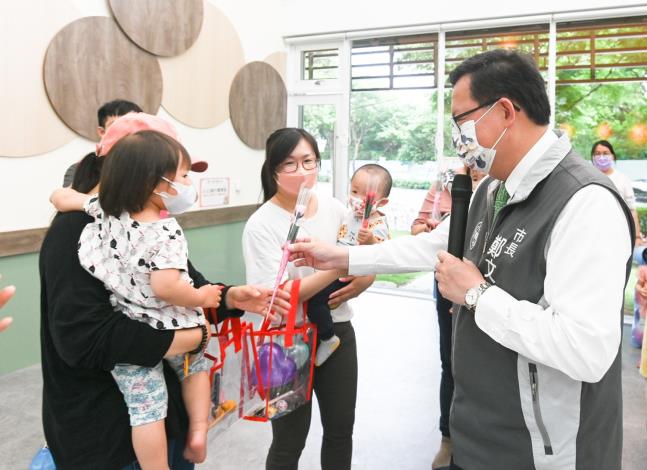鄭市長與市民朋友互動，並送上康乃馨