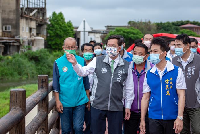 市長與貴賓在步道上漫步