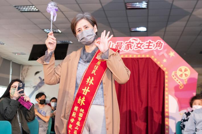 模範母親在星光大道拍照留念