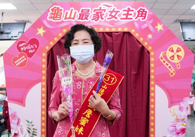 模範母親由星光大道進場