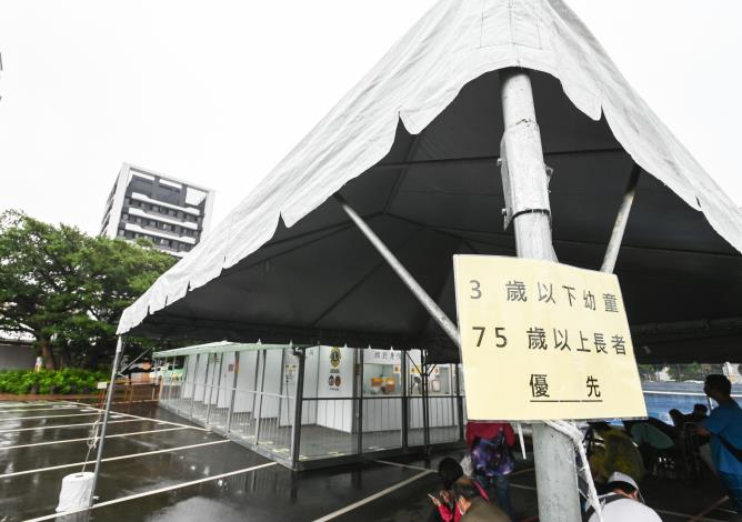 中路採檢站規劃3歲以下幼兒及75歲以上長者採檢的綠色通道