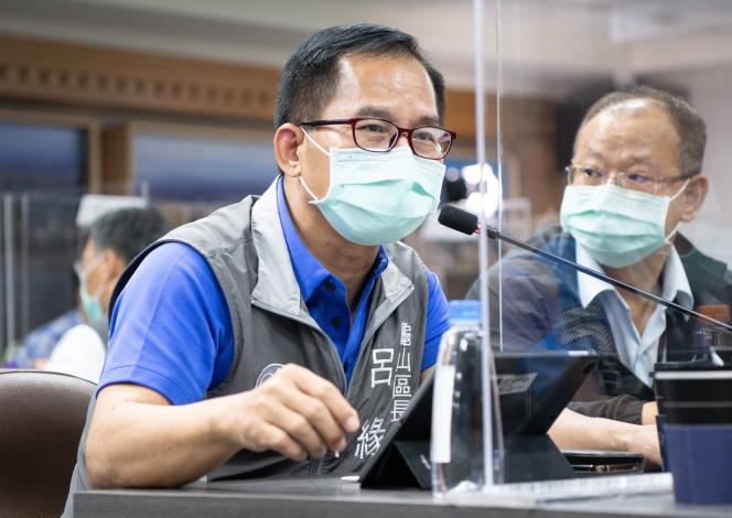 龜山區長說明今日防疫關懷包「快易通」執行情形