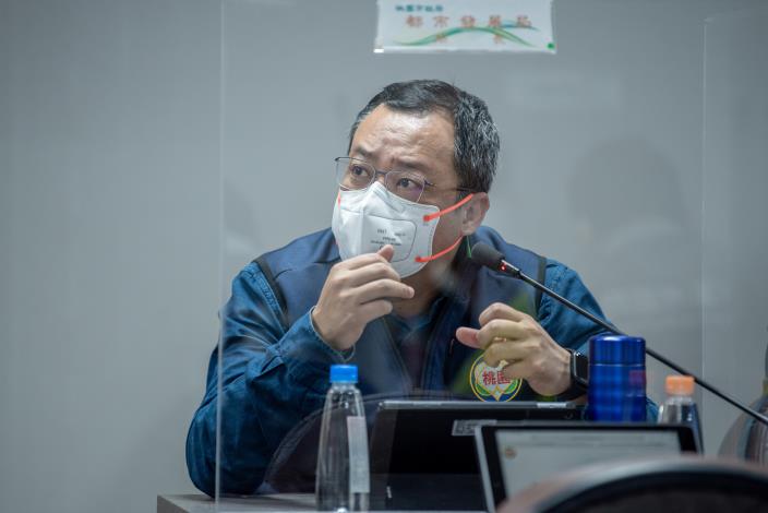 民政局長說明「防疫關懷包快易通」執行情形