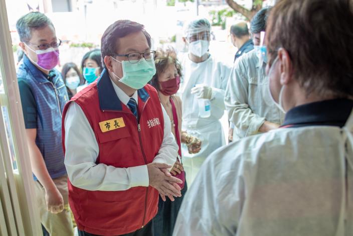 市長至社區接種站，關心民眾疫苗接種情形
