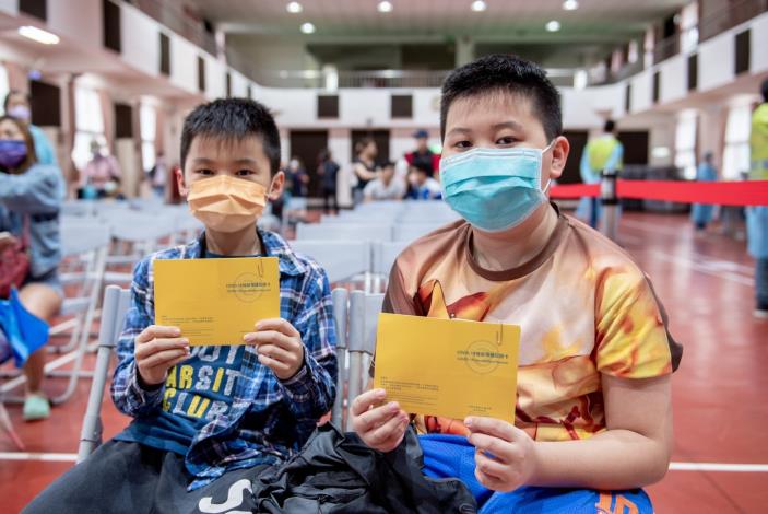 市府全力協助國小學生完成疫苗接種，希望加強學生免疫力，預計6月底前完成195所國小學童BNT疫苗施打計畫