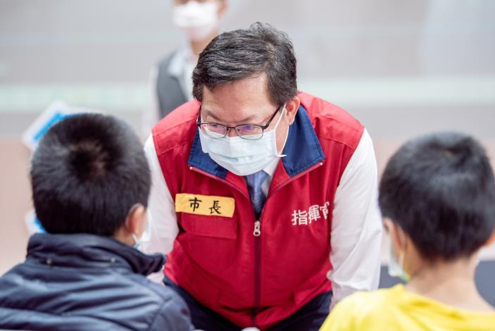 鄭市長關心學生施打情形，並安撫小朋友的心情