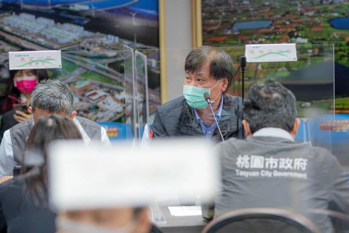 各區區長共同討論快篩試劑發放作業