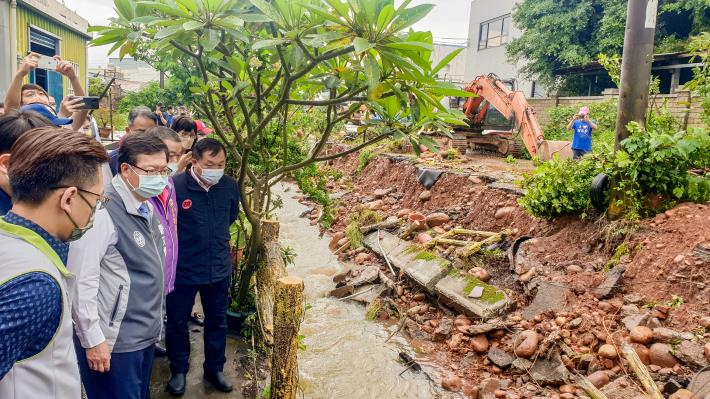 此坍塌路段為農田水利署石門管理處負責的過嶺支渠防汛道路，市府會積極協助農水署盡快完成災損搶救