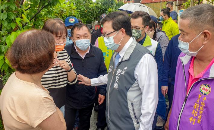 鄭市長視察災情情況，也聆聽周圍居民心聲意見
