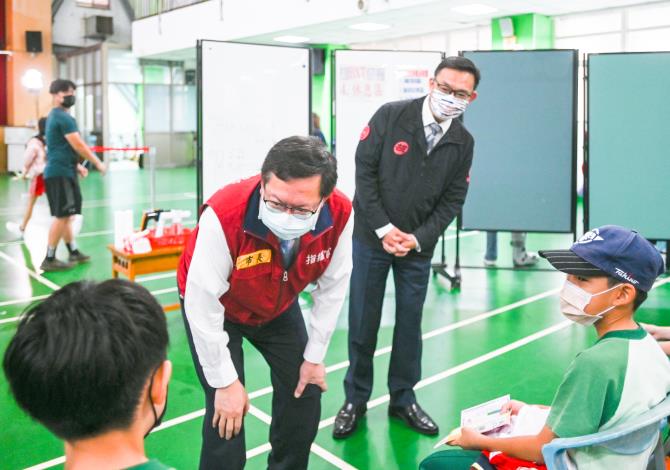 鄭市長視察桃園區青溪國小接種環境與動線，並關心學童接種後的身體狀況