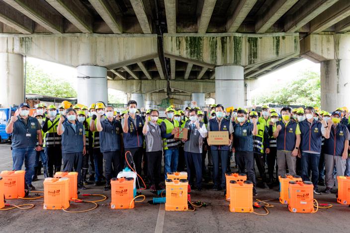鄭市長、與會來賓與防疫消毒大隊及清潔隊員們合影