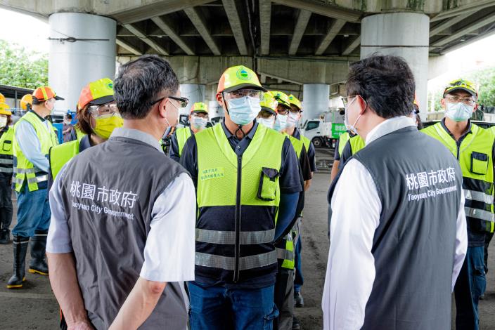 鄭市長慰勞防疫消毒大隊及清潔隊員，並致贈粽子禮盒及桃園在地蔬菜箱，感謝他們的辛苦付出
