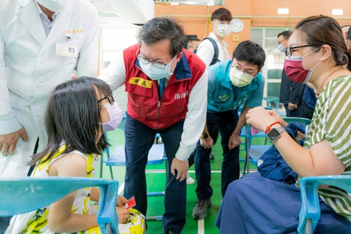 市長與幼童互動，關心身體狀況