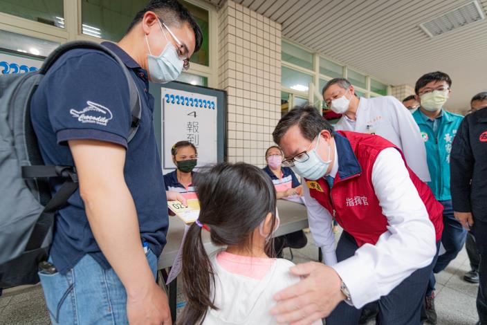 市長貼心安撫幼童心情