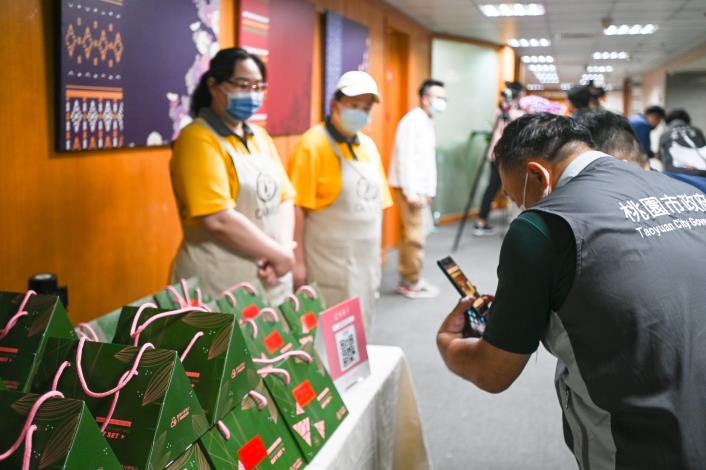 適逢端午佳節，各局處首長用「紅利桃子」兌換喜憨兒基金會肉粽禮盒