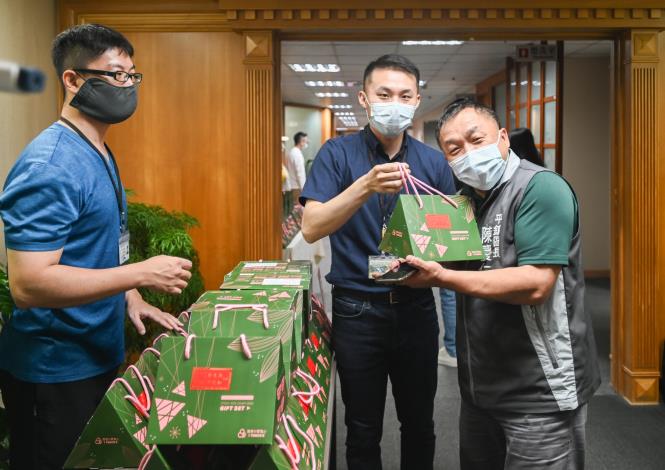 平鎮區長開心兌換肉粽禮盒