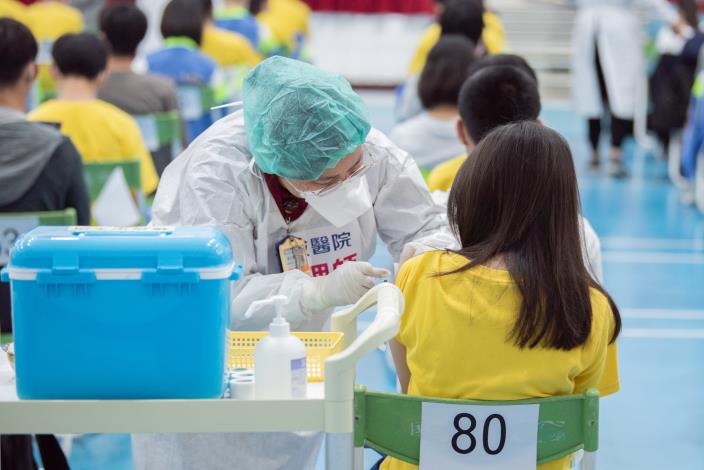 醫事人員為高中學生施打BNT追加劑
