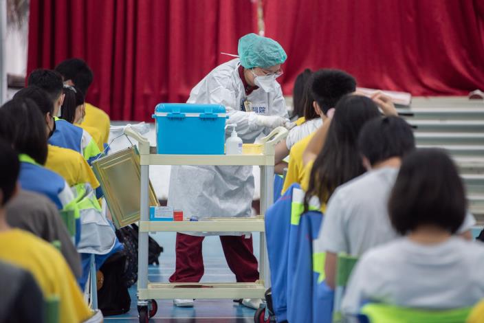 醫事人員逐一為學生施打疫苗