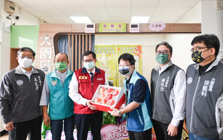 市長致贈水果禮盒，慰勞大園區衛生所同仁